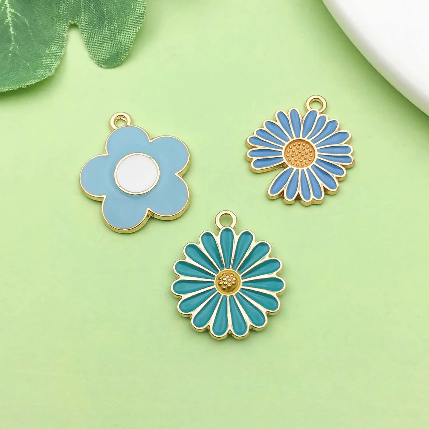 30 pieces of lake blue enamel flower decoration alloy small daisy cherry blossom sunflower pendant used for DIY jewelry accessories 250325