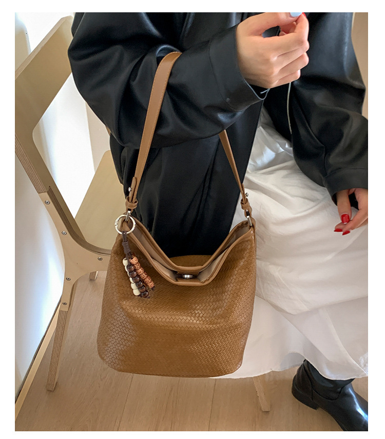 New winter fashion woven texture handbag, Korean retro bucket bag, trendy and versatile women's shoulder bag, luxurious designer bag