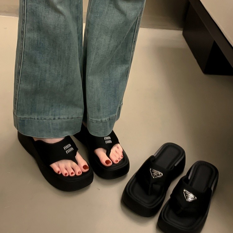 designer shoes 2025 new Women's summer outdoor thick-soled flip-flop sandals match with skirts height increasing black beach slipper sandals