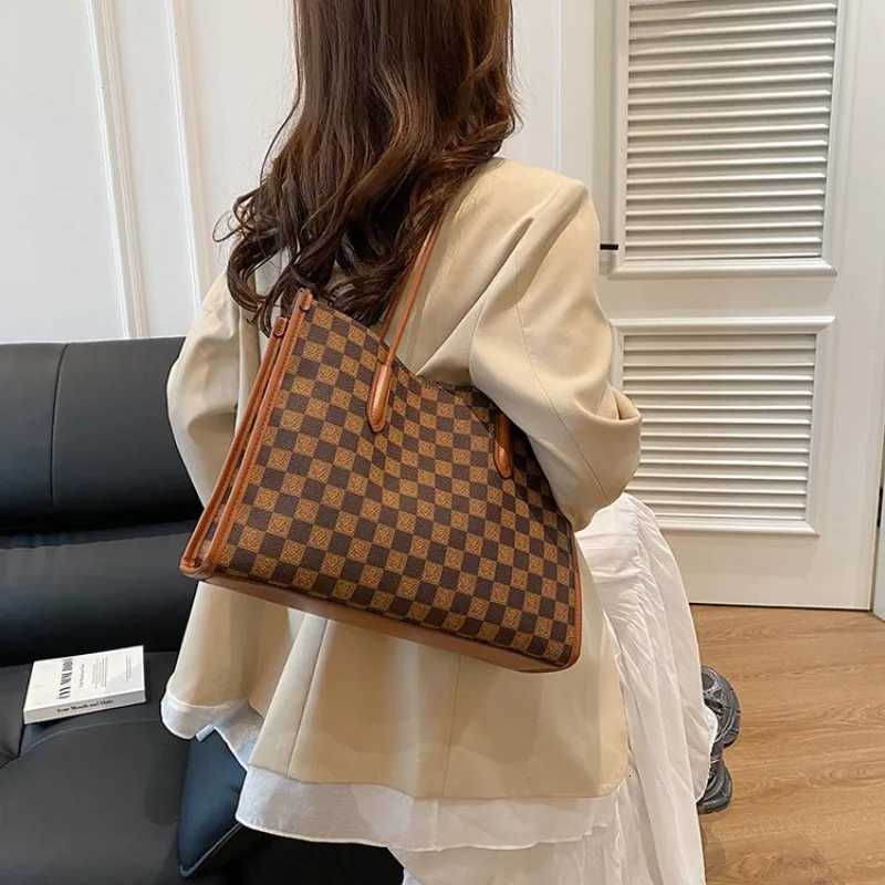 2025 New Artistic European Style Shoulder Bag - High-End Exquisite Creative Crossbody Bag for LadiesW251106
