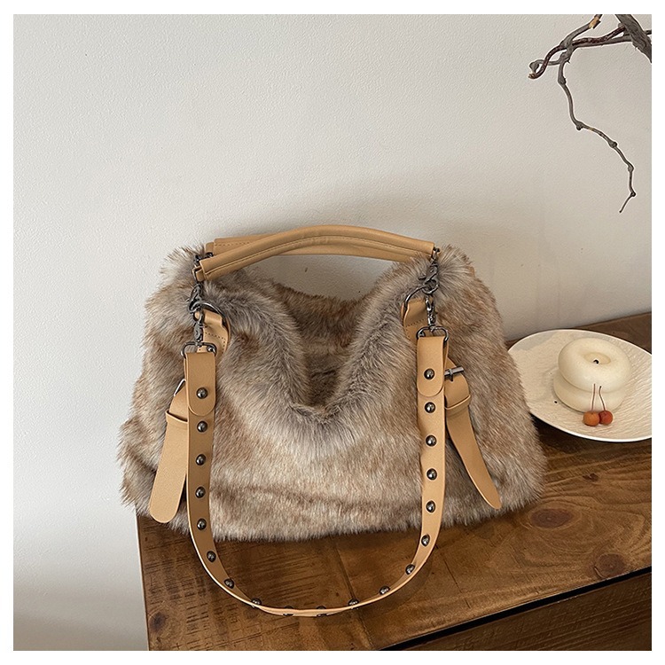 Free shipping, all-purpose underarm bag, simple handbag, winter trend, versatile and elegant fur handbag for women, high-end faux fur single-shoulder 