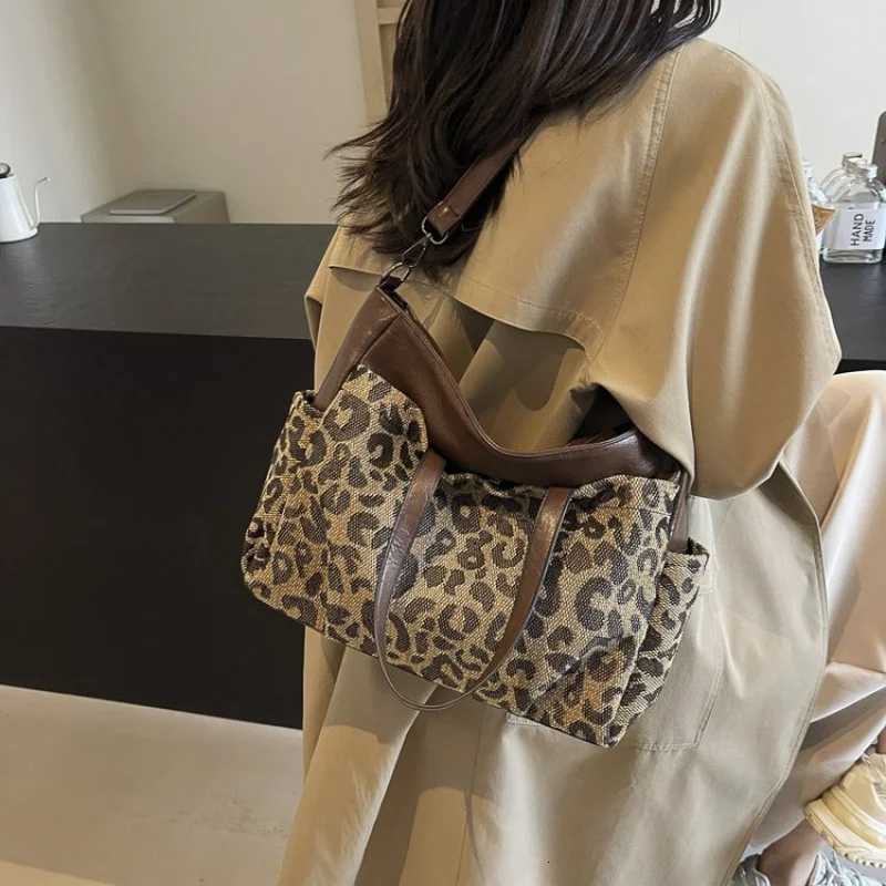 Minimalist High-End Unique Leather Bag Elegant Classic Designer Paris Fashion Large Capacity For Women Solid Color ShopperW251106