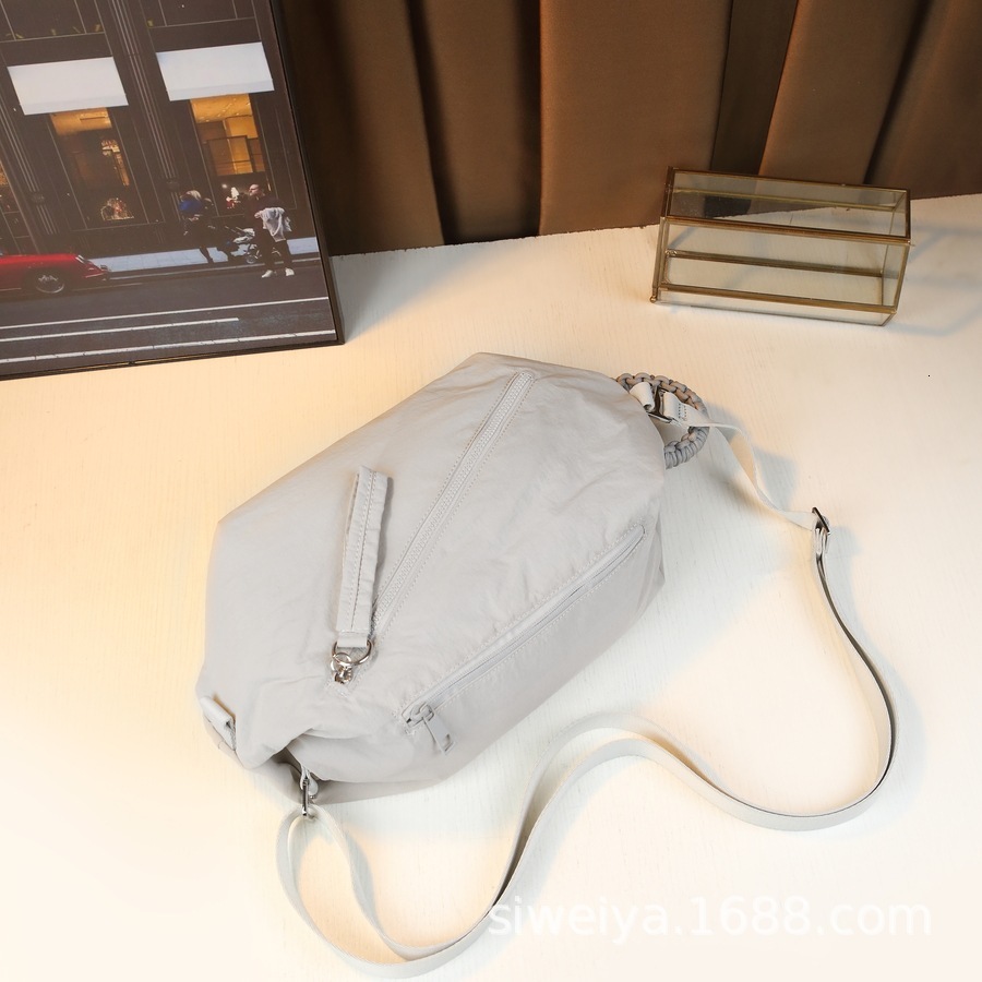 Fashionable New Women's Large Capacity Nylon Crossbody Chest Casual Lightweight Sports Style Shoulder Fabric Bag Trend