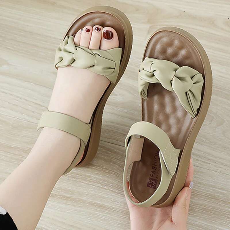 2025 Summer New Women's Sole Designer Fashion Flat Shoes Leather Open toed Casual Slippers Soft Beach Sandals