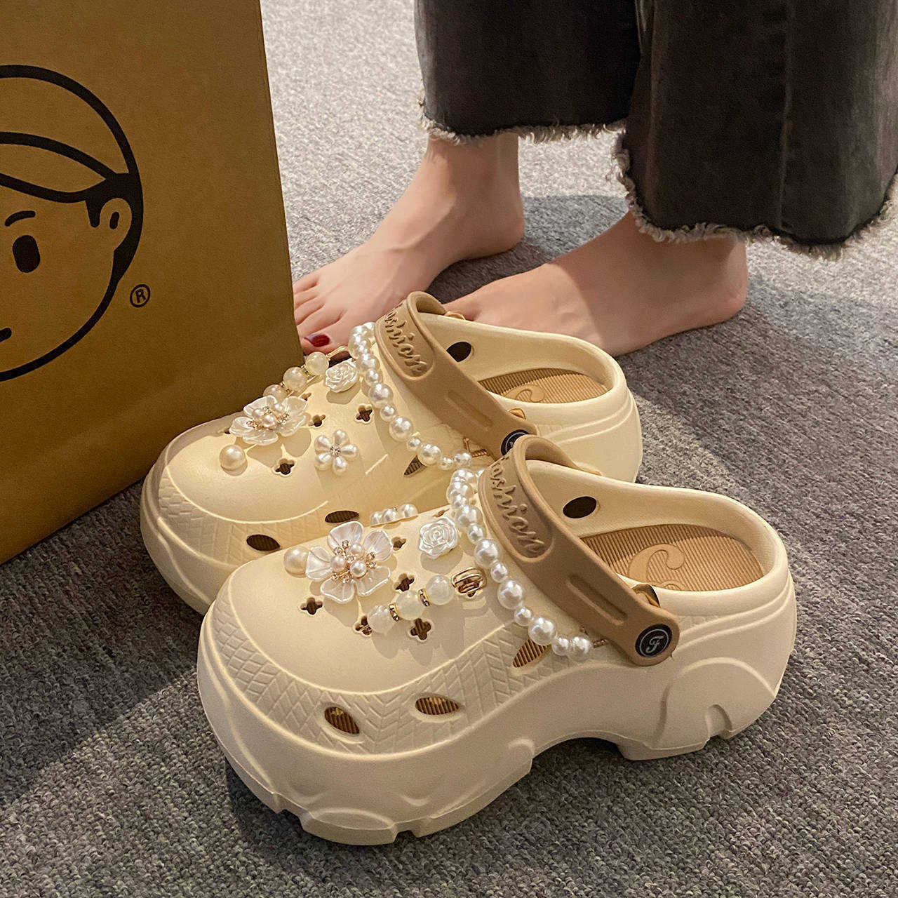 Slippers for ladies, paired with a new style of indoor anti-slip couple thick-soled shoes with a squatting sensation and hole design, suitable for sum