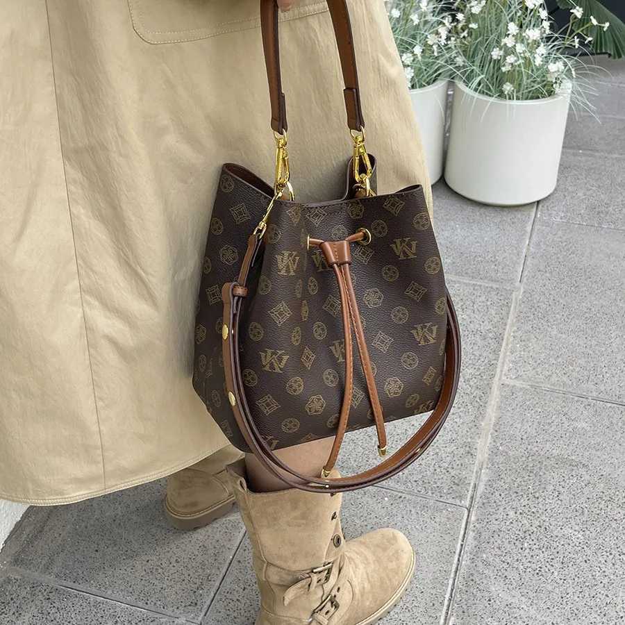 2025 New Fi Water Bucket Bag - Wens Crossbody/Shoder Bag Versatile Stylish Premium Leather Casual Work Handbag Y251106