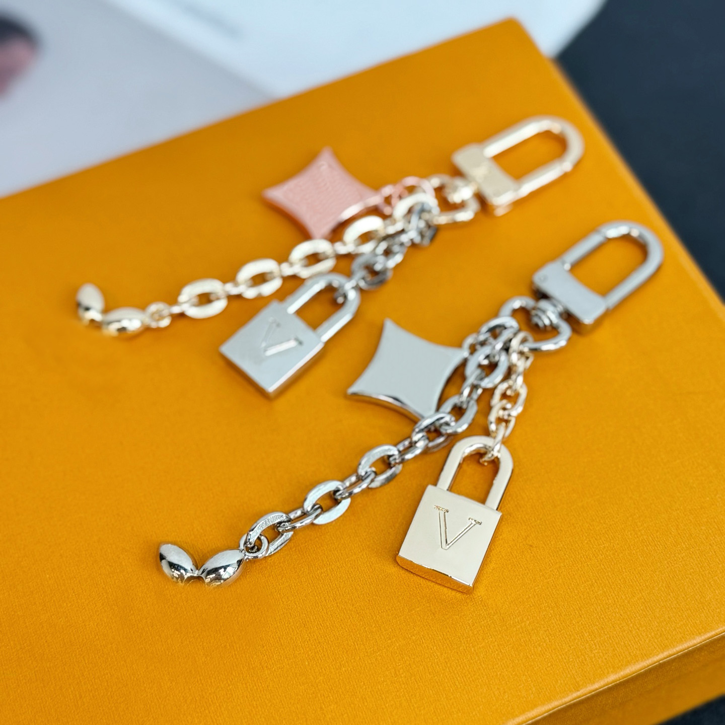 Keychains Lanyards Designer keychain Mens Car Keyring Gold Sliver Keychains Ladies letter Bag Charm