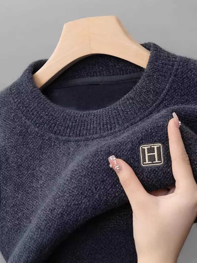 One-piece plush high-end round-neck sweater for men - thickly padded for warmth. Knitted snow nylon shirt with a pullover design as a base layer to wear inside.