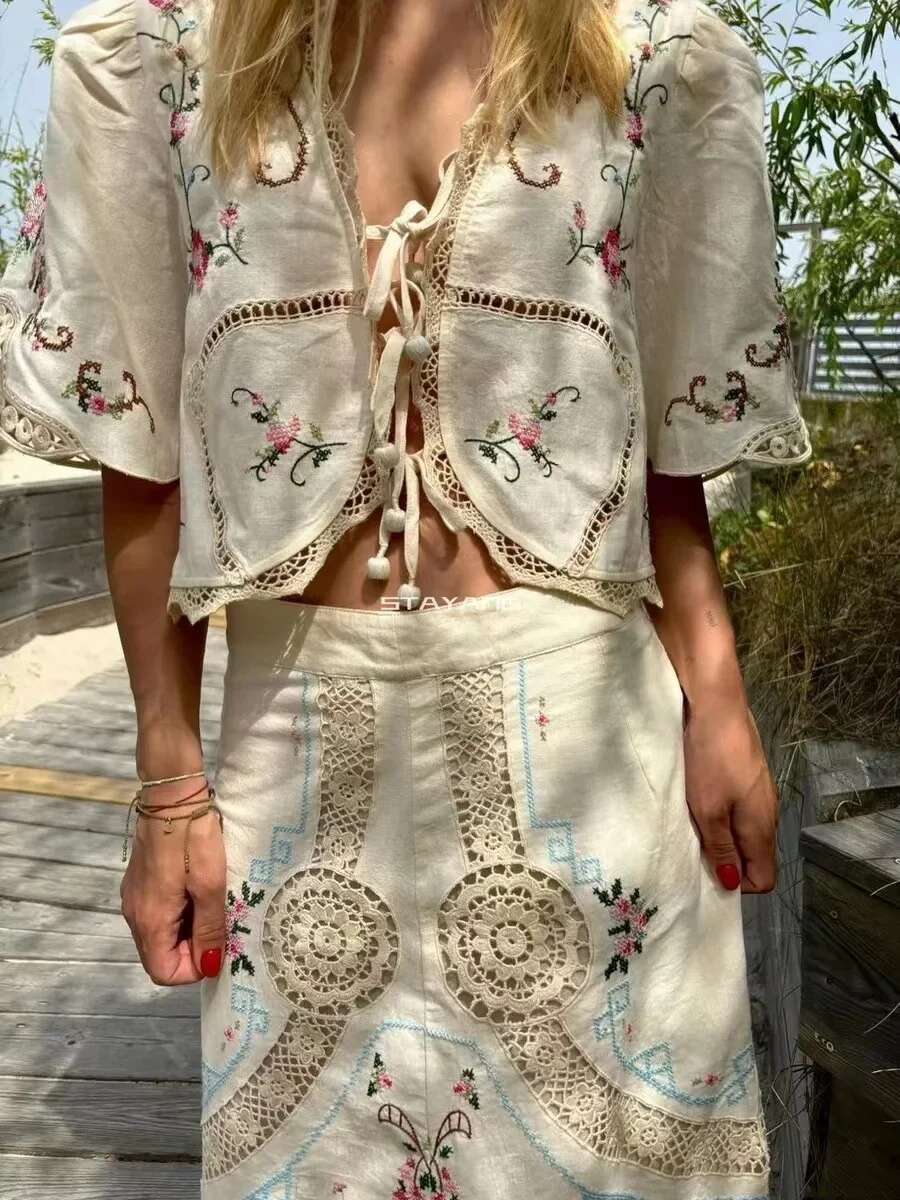 Retro ral Embroidery Women Short Blouse Lace-Up V-Neck Hollow Out Sweet Fashion Spring Lady Cotton en Blend Shirt