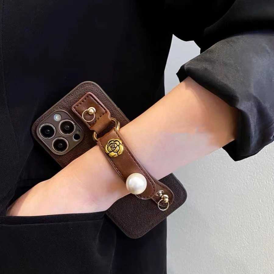Suitable for 17 Pro Max Phone Case Pearl Camellia Wrist Strap iPhone 16 Protective Cover 15 New Luxury J251202