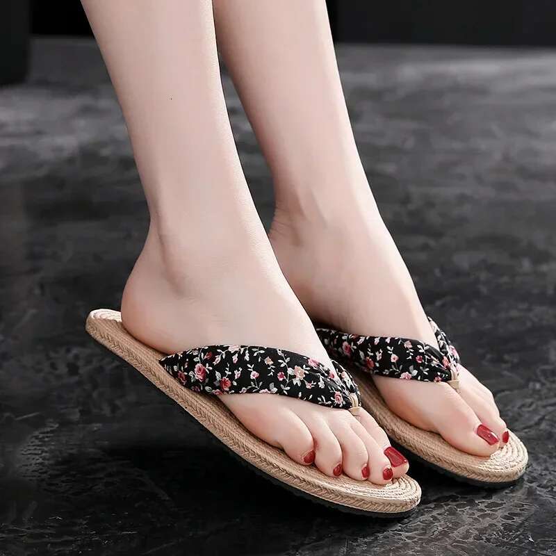 2025 Summer New Woven Beach Flip Soft Bottom Anti slip Designer Fashion Flat Shoes Outdoor Simple Bohemian Style Women's Indoor Bathroom Shoes