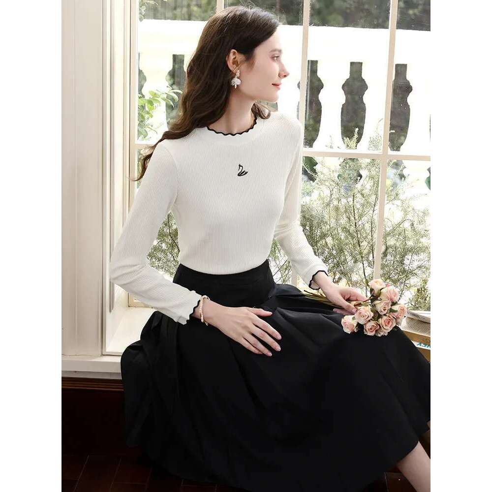 White Knitted T-Shirt Swan Embroidered Crew Neck Long-Sleeved Tees Autumn Slim-Fit Base Shirt