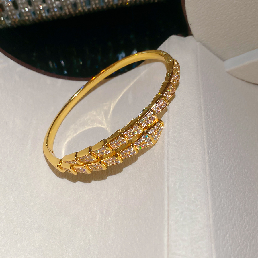 18K Real Gold Plated Trapezoidal Splicing Clasp Light Luxury High-end Feel Bracelet Vintage Temperament Versatile Jewelry for Women - view 6