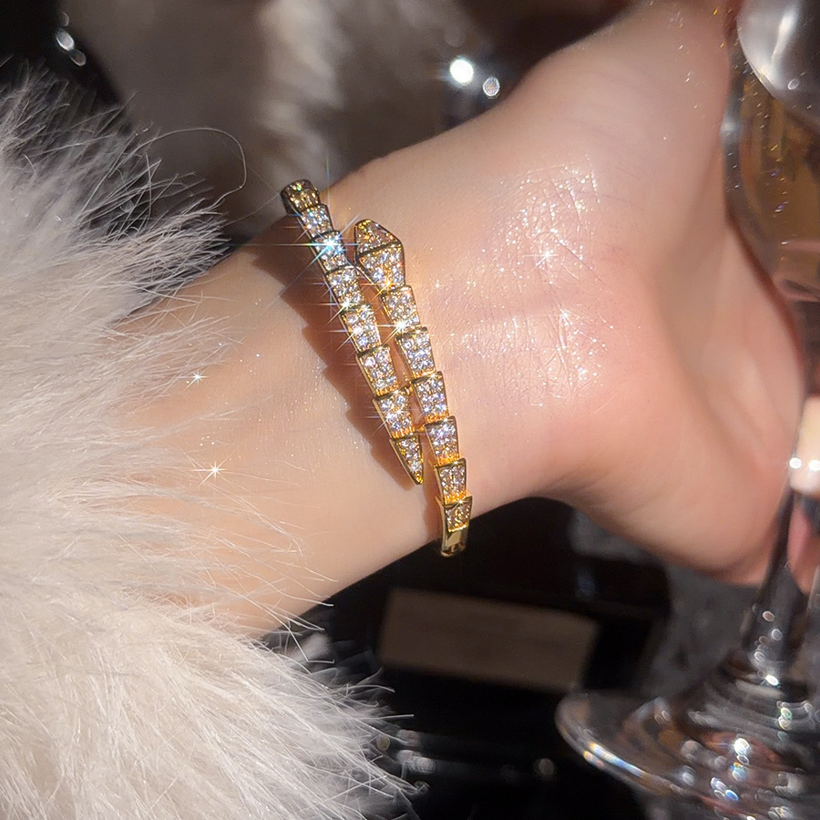 18K Real Gold Plated Trapezoidal Splicing Clasp Light Luxury High-end Feel Bracelet Vintage Temperament Versatile Jewelry for Women - view 3