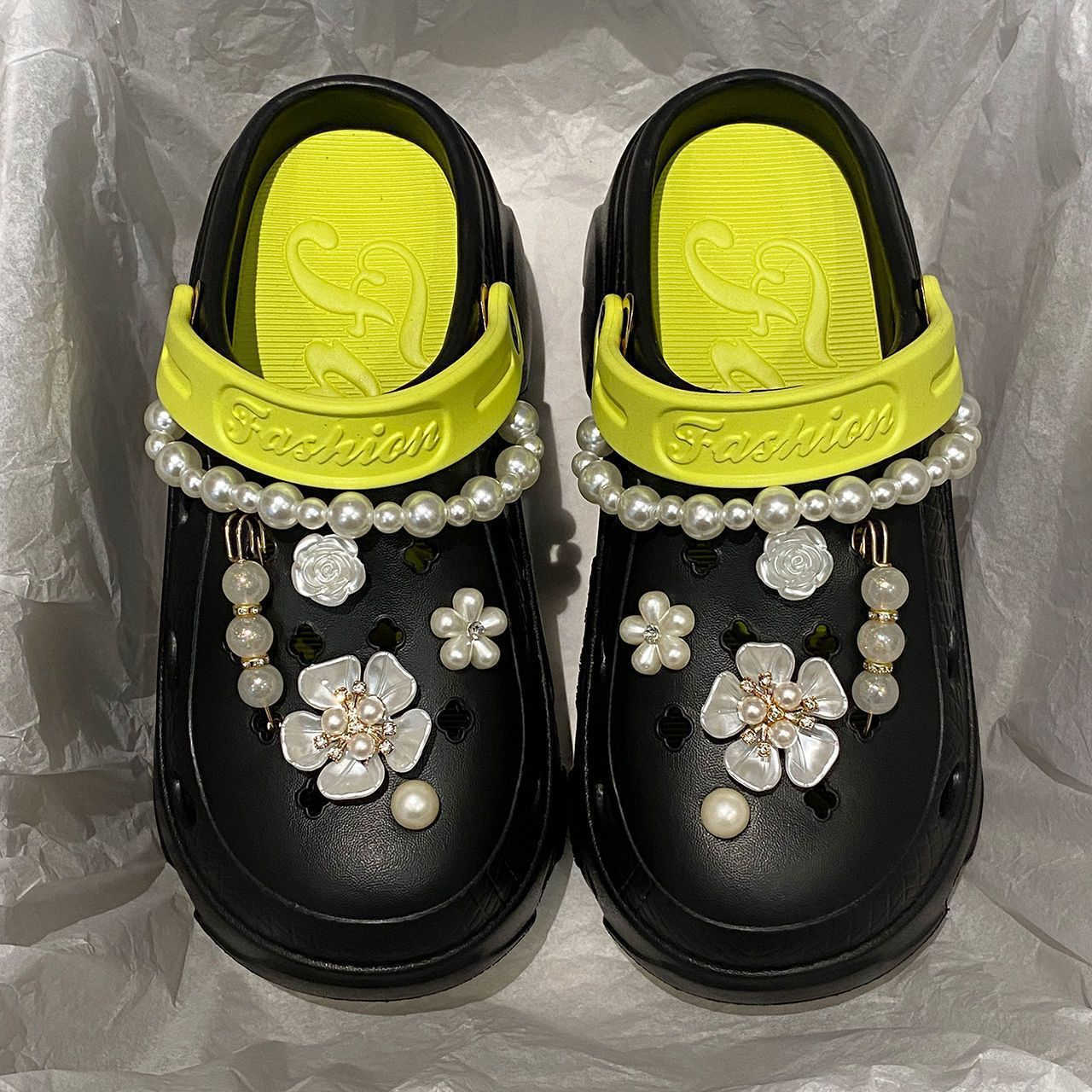 Slippers for ladies, paired with a new style of indoor anti-slip couple thick-soled shoes with a squatting sensation and hole design, suitable for sum