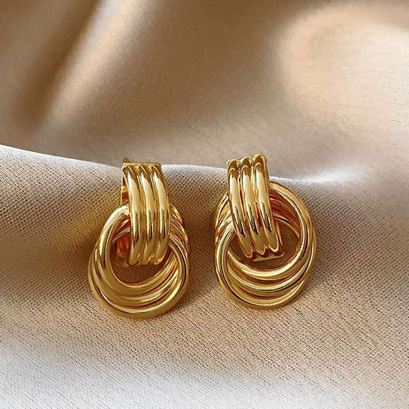 Earrings Designer Luxury earring Silver Needle Metal Wrapped Hollow Oval Light Luxury High end Sense Stud Vintage Versatile Jewelry Gift