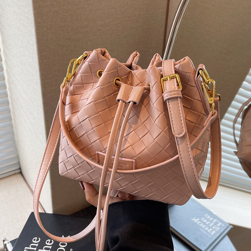 2025S Designer Women S Bag Korean Version Drawstring Crossbody For Women S Casual Woven Handbag Spring New Minimalist One Shoulder Bucket Bag