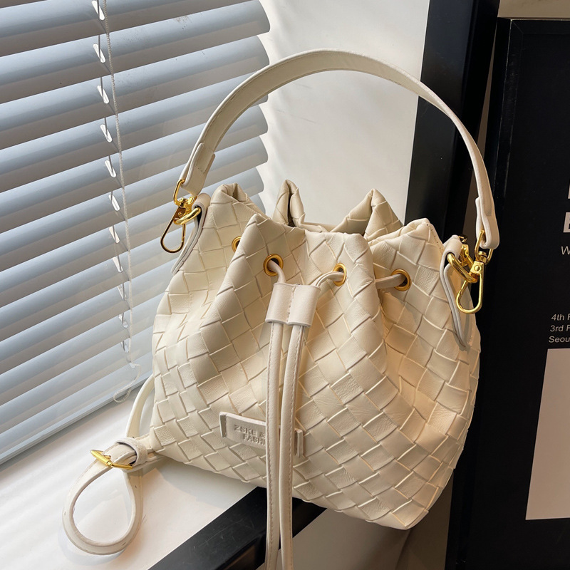 2025S Designer Women S Bag Korean Version Drawstring Crossbody For Women S Casual Woven Handbag Spring New Minimalist One Shoulder Bucket Bag