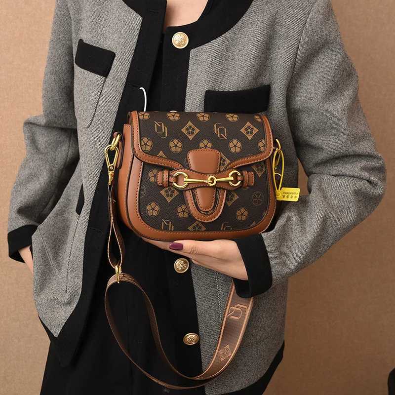 Womens new retro fashion versatile shoulder messenger bagW251106