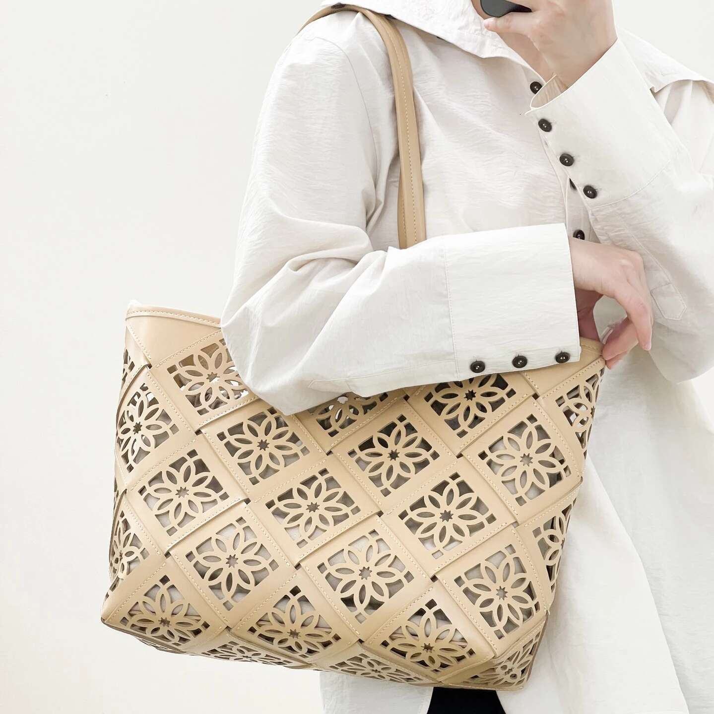 Genuine Leather French Hollow Handbag 2025 New Summer Head Layer Cowhide Vacation Beach Fashion Women One-Shoulder Tote Bag