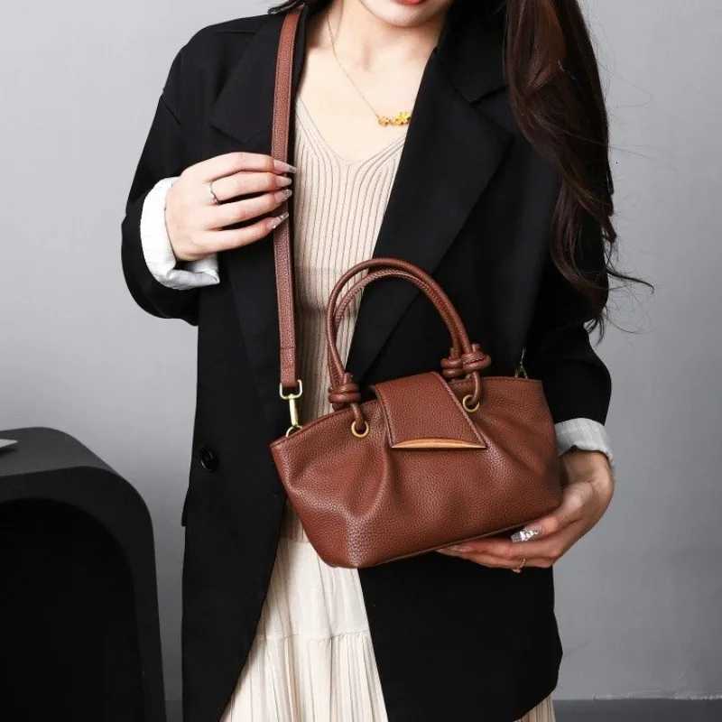 Famous Designer Womens Crossbody Bag Elegant Leather Messenger Bag In Classic Luxury Brand FashionW251106