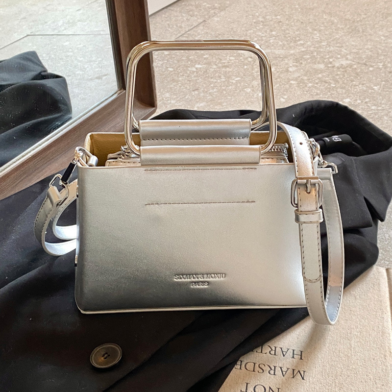 2025S Designer Women S Bag Hand Carried Large Fashionable Women S Texture Crossbody Summer New Ins Small Square Commuting Korean Version Shoulder Bag