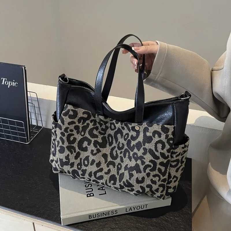 Minimalist High-End Unique Leather Bag Elegant Classic Designer Paris Fashion Large Capacity For Women Solid Color ShopperW251106