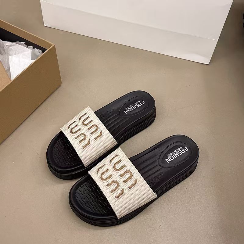 The New Designer Women's Summer Outdoor Luxury Slippers For 2025 Feature Thick-soled And Anti-slip All-soft-soled Beach Sandals In A Trendy Red C