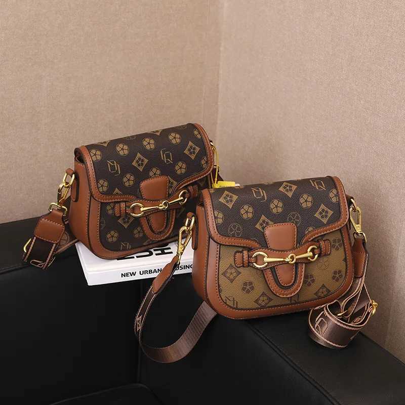 Womens new retro fashion versatile shoulder messenger bagW251106