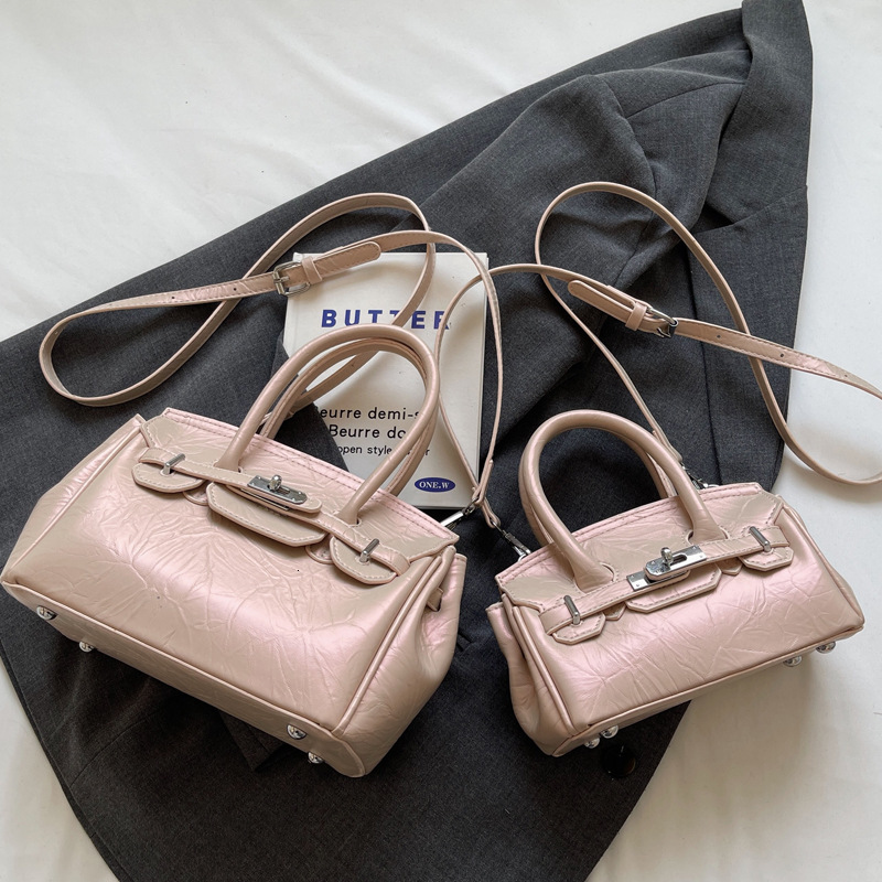 2025S Designer Women S Bag Korean Fashion Handheld Women S Bag Summer New Collection Simple Texture Single Shoulder Kelly Bag Niche Design Diagonal Cr