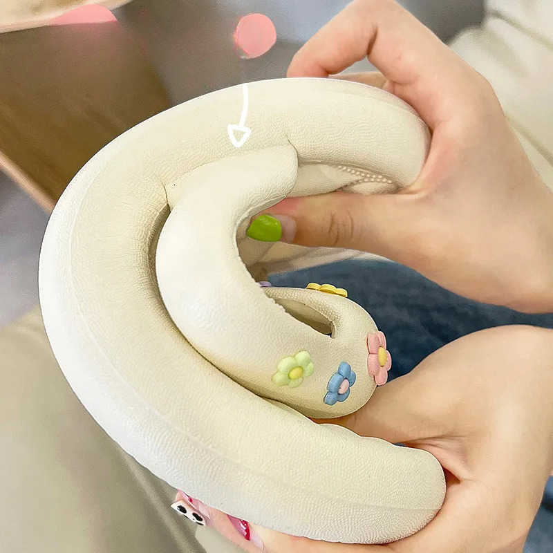 2025 Summer New Women's Slippers Flip Anti slip Soft Bottom Comfortable Student Open Toe Designer Fashion Pearl Designer Outdoor Beach Shoes