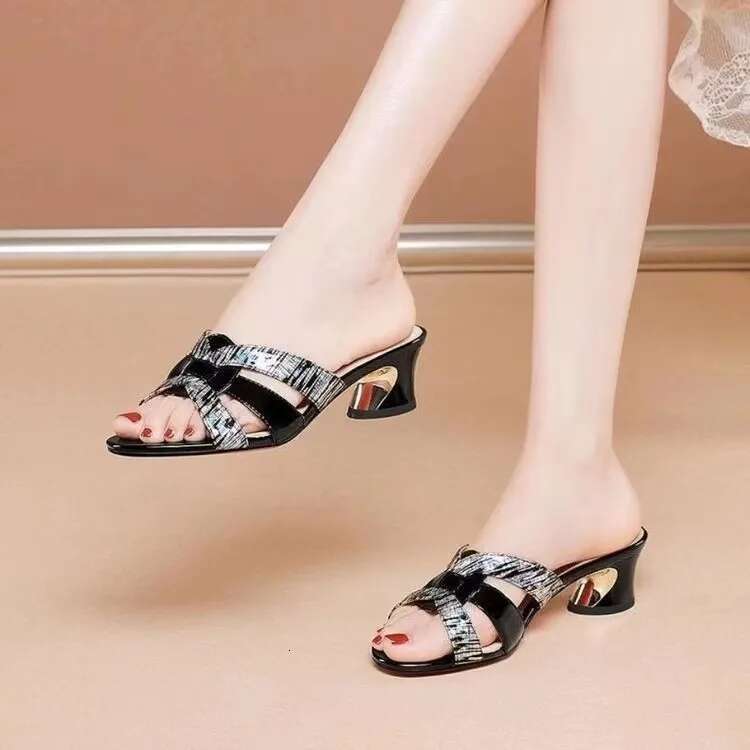2025 Summer New Cool Women's Fairy Style Horseshoe Root Designer Fashion Versatile Women's Slippers