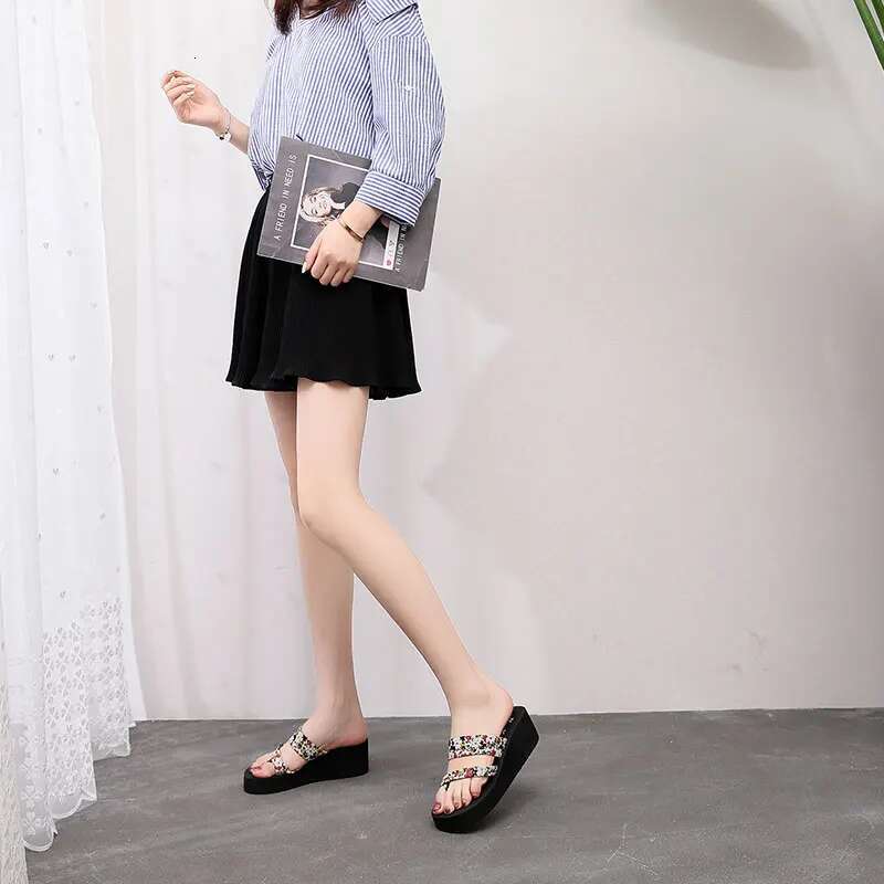 2025 Summer New Toe Protective Slippers Women's Shoes 2.1-inch Slope Heel Designer Fashion Sandals Beach Slippers Comfortable