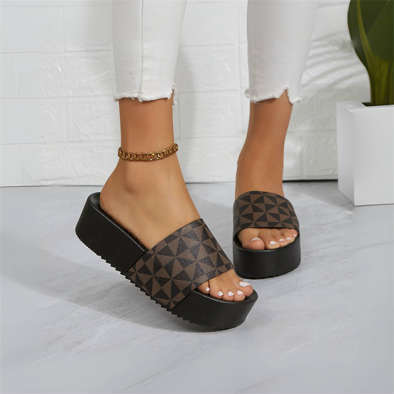 Designer slippers free shipping 2025 new thick sole height increasing beach vacation luxury sandals for women