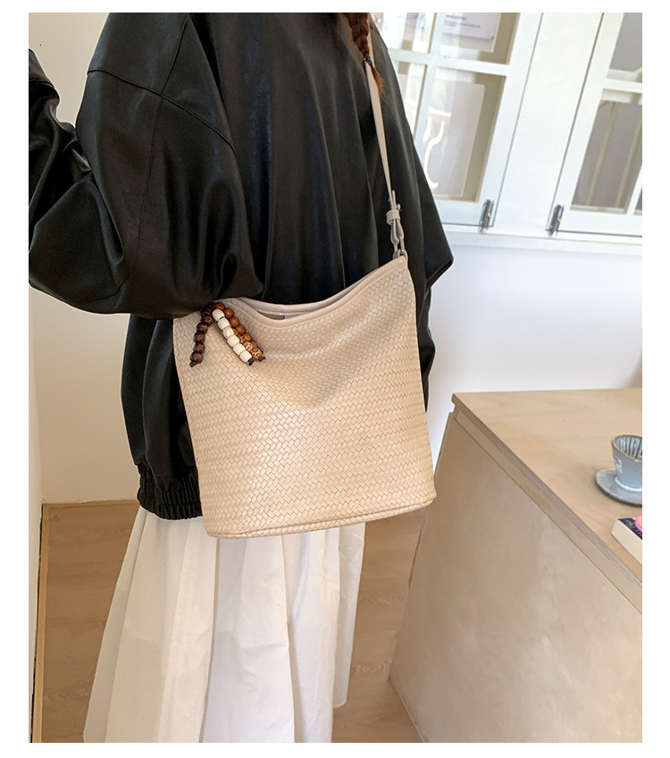 New winter fashion woven texture handbag, Korean retro bucket bag, trendy and versatile women's shoulder bag, luxurious designer bag