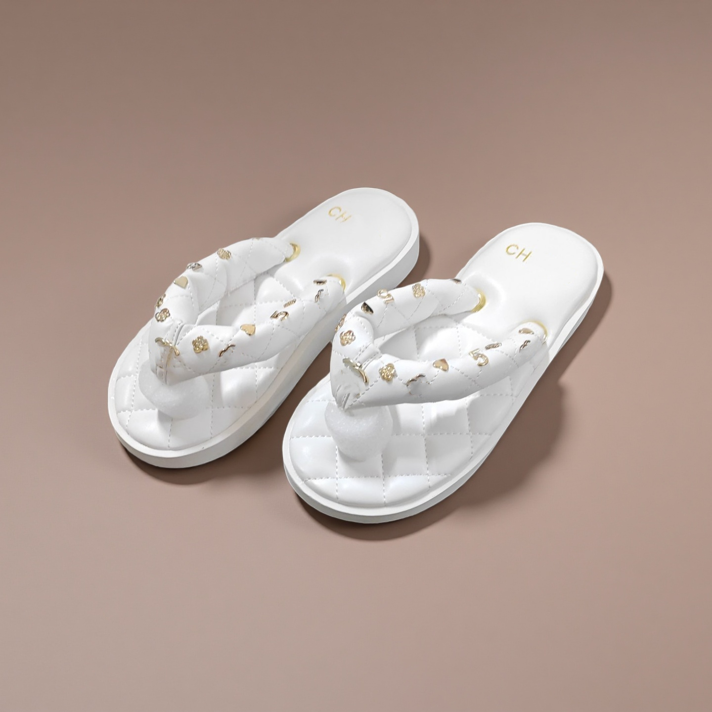 Designer flip-flops with chevron patterns thick-soled sandals with chevron designs fashionable slippers for ladies to wear outside high-quality CC beach flip-flops