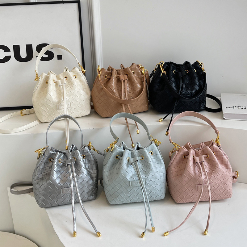 2025S Designer Women S Bag Korean Version Drawstring Crossbody For Women S Casual Woven Handbag Spring New Minimalist One Shoulder Bucket Bag