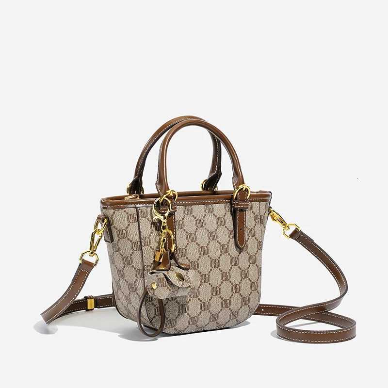 Classic Leather Shoulder Bag For Women By Top Luxury Designer Elegant Messenger Design With Zipper Closure HandbagsW251106