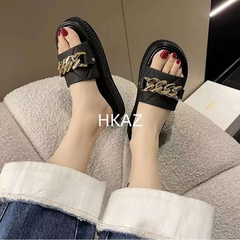 2025 Summer New Women's Breathable Korean Leisure Outdoor Designer Fashion Anti slip Shoes Platform Beach Flat Shoes Home Furnishings