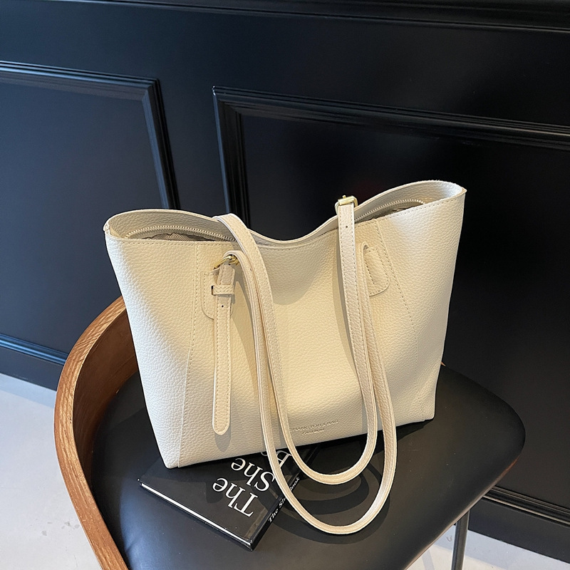 New fashion bag women's large capacity soft surface women's bag foreign texture small public Tote shoulder bag 2025s hot
