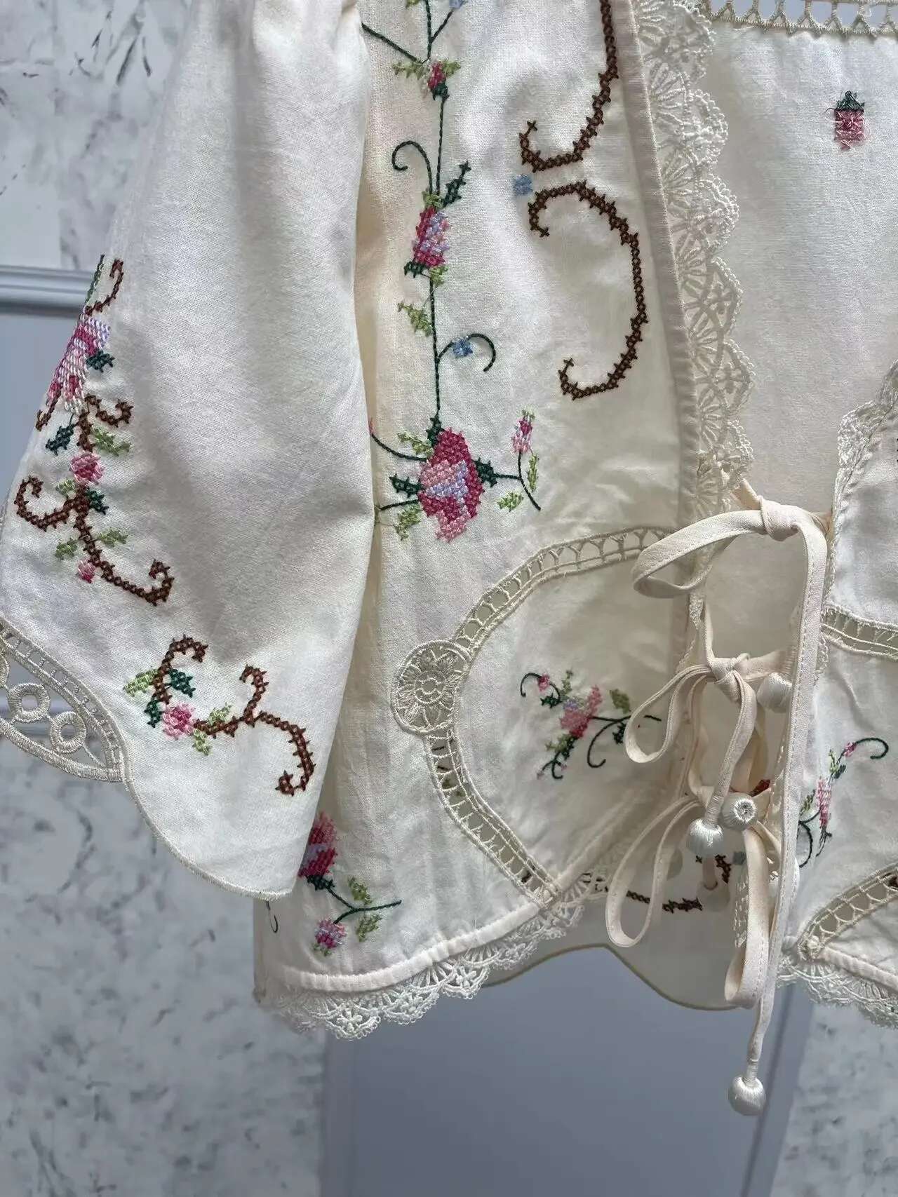 Retro ral Embroidery Women Short Blouse Lace-Up V-Neck Hollow Out Sweet Fashion Spring Lady Cotton en Blend Shirt