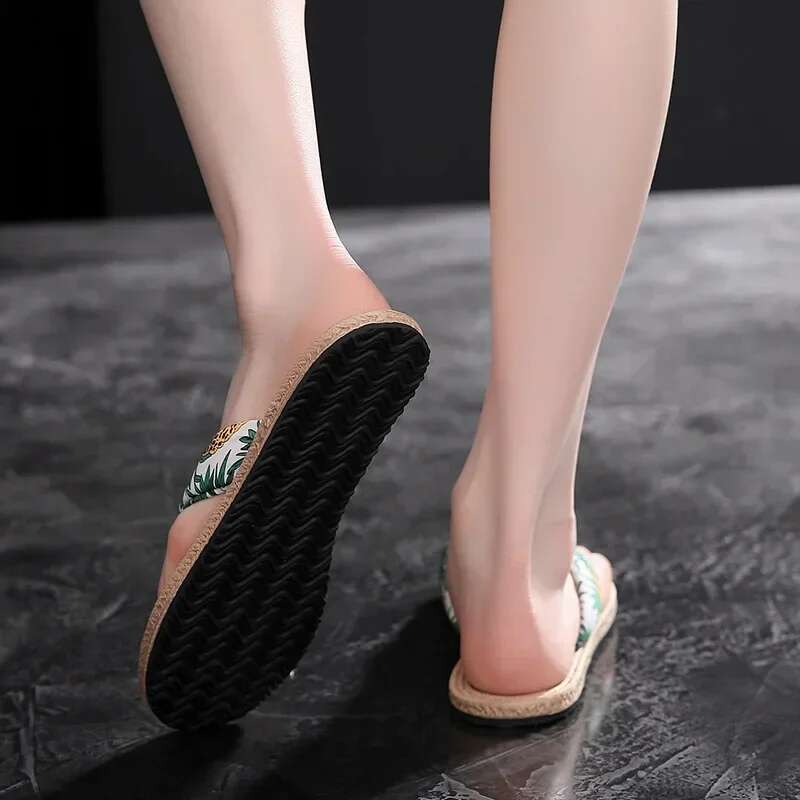 2025 Summer New Woven Beach Flip Soft Bottom Anti slip Designer Fashion Flat Shoes Outdoor Simple Bohemian Style Women's Indoor Bathroom Shoes