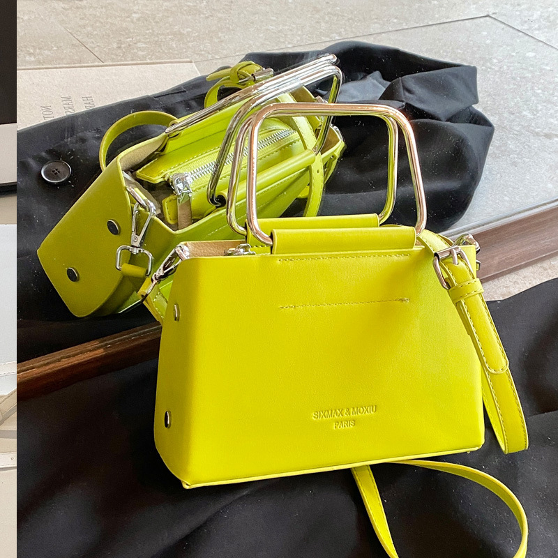 2025S Designer Women S Bag Hand Carried Large Fashionable Women S Texture Crossbody Summer New Ins Small Square Commuting Korean Version Shoulder Bag
