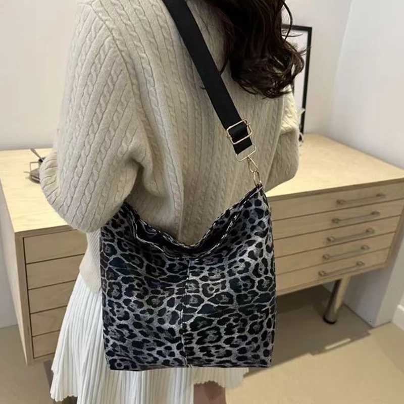 Neutral Style Bags Are Suitable for Daily Commuting and Going to School They Come in Single-Shoulder and Crossbody StylesW251106