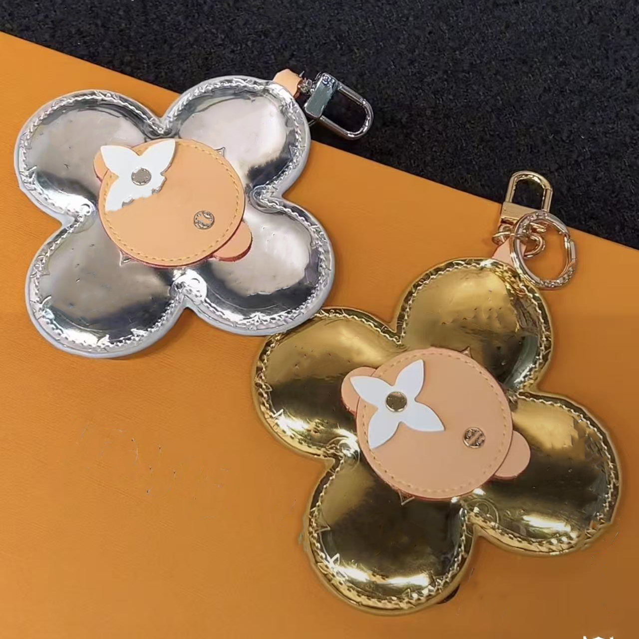 Head Mng Mirror Key Holder Designer Gold Silver Sunflower Bag Charm Woman Gleaming Leather Flower Keychain Key Ring Pendant Accessories Wallet Keychain Purse Charm