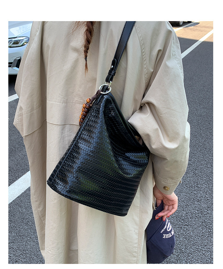 New winter fashion woven texture handbag, Korean retro bucket bag, trendy and versatile women's shoulder bag, luxurious designer bag