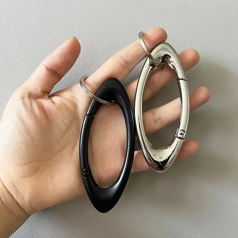 Star Essential Icon Carabiner Keychain Blackout Women Men High Quality Oval Solid Belt Buckle Unisex Couple Sliver Key Ring 251103