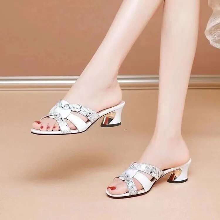 2025 Summer New Cool Women's Fairy Style Horseshoe Root Designer Fashion Versatile Women's Slippers