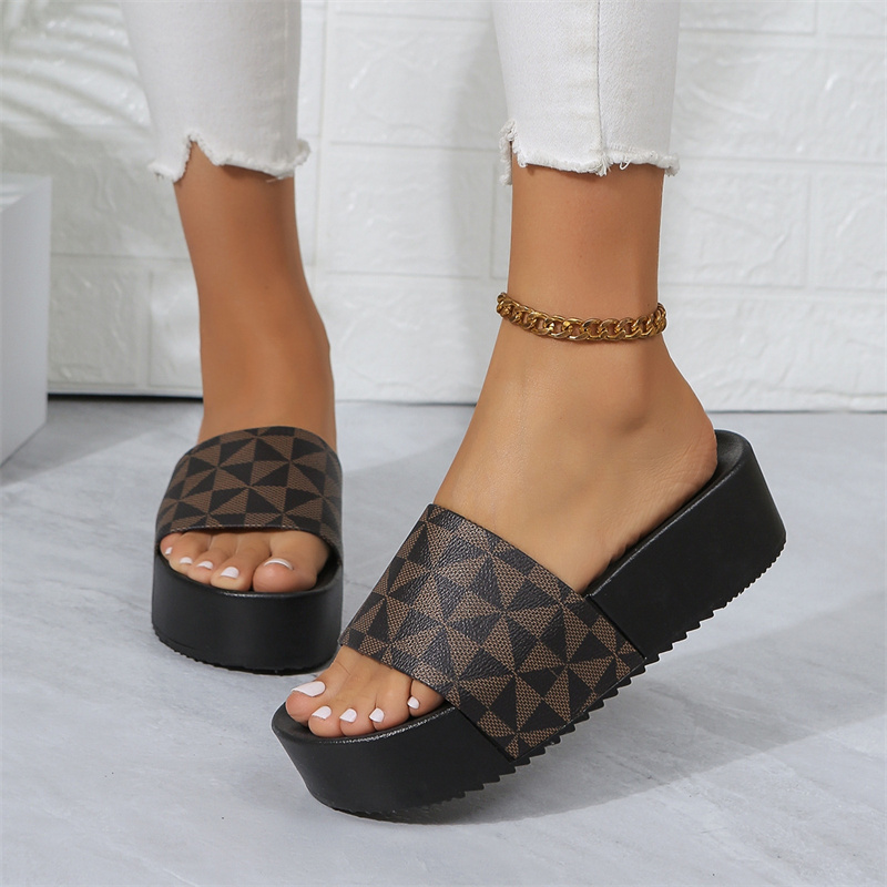 Designer slippers free shipping 2025 new thick sole height increasing beach vacation luxury sandals for women