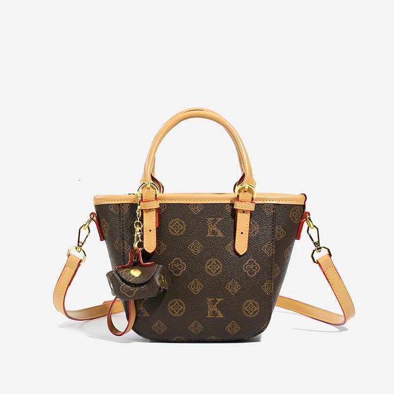 Classic Leather Shoulder Bag For Women By Top Luxury Designer Elegant Messenger Design With Zipper Closure HandbagsW251106